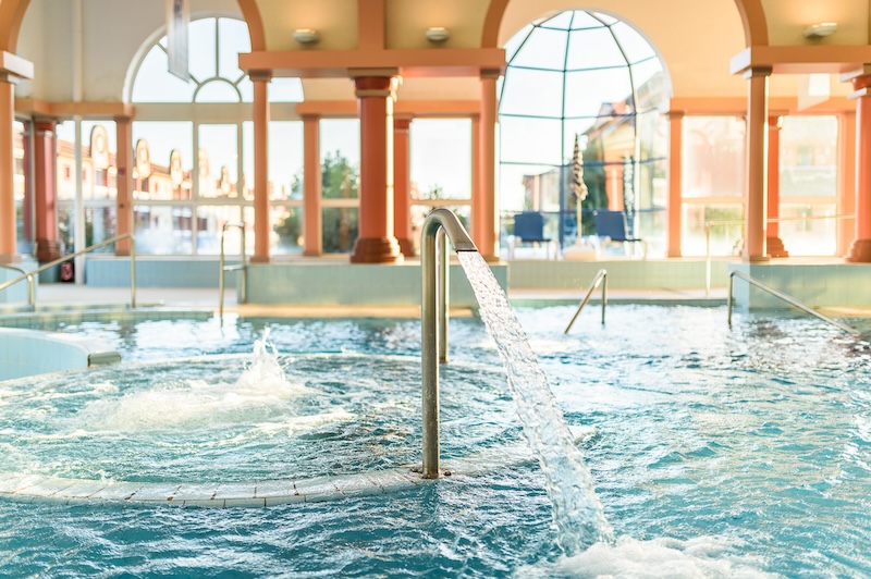 Spa thermal : piscine intérieure avec l’action des jets et bulles d’eau 