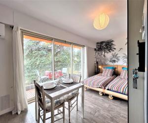 Photo Studio à 150 mètres des thermes de Gréoux avec 2 lits simples et balcon - climatisation